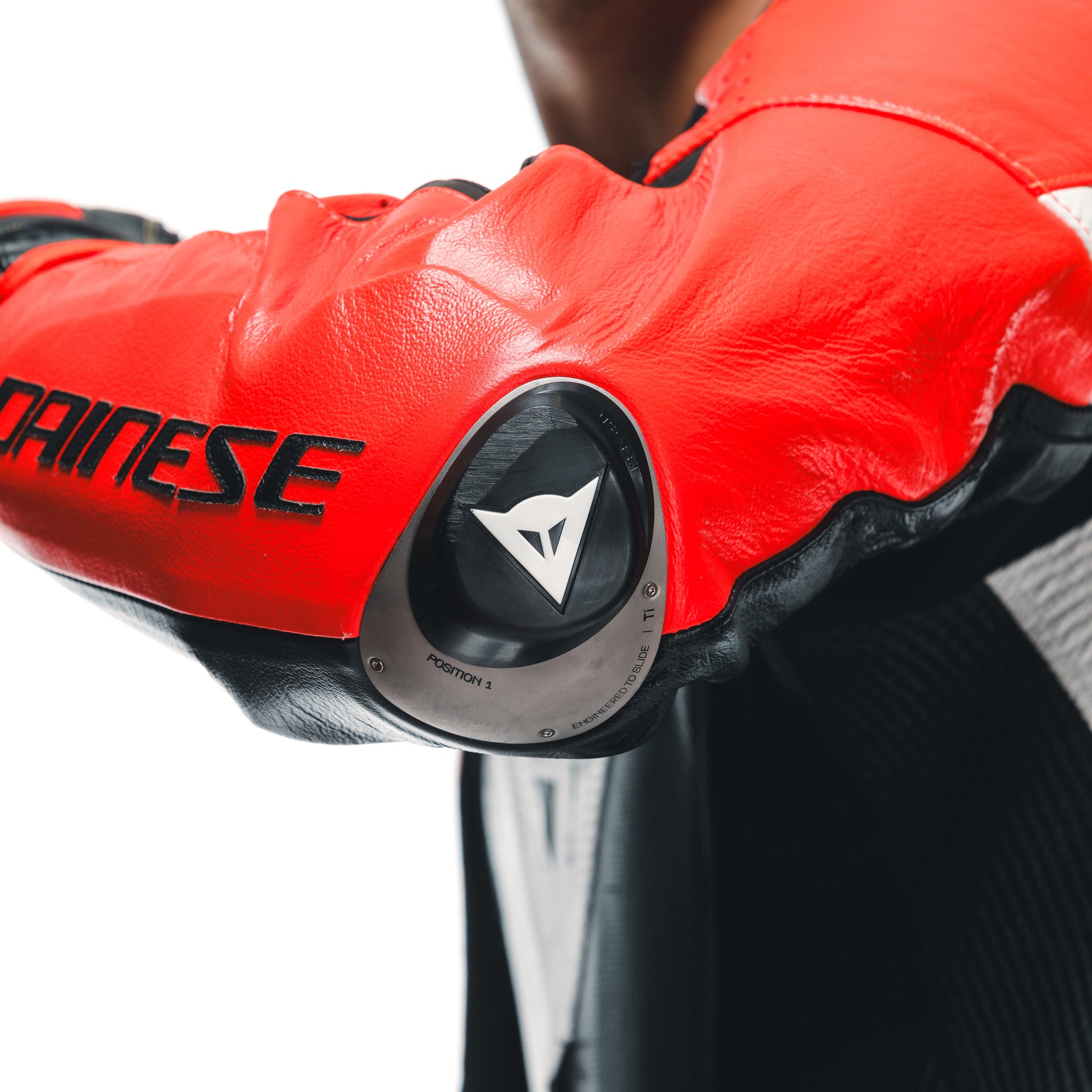 Dainese Mugello 3 D-AIR® Einteiler Lederkombi – Perforierter Airbag Rennanzug | Herren | Schwarz/Rot