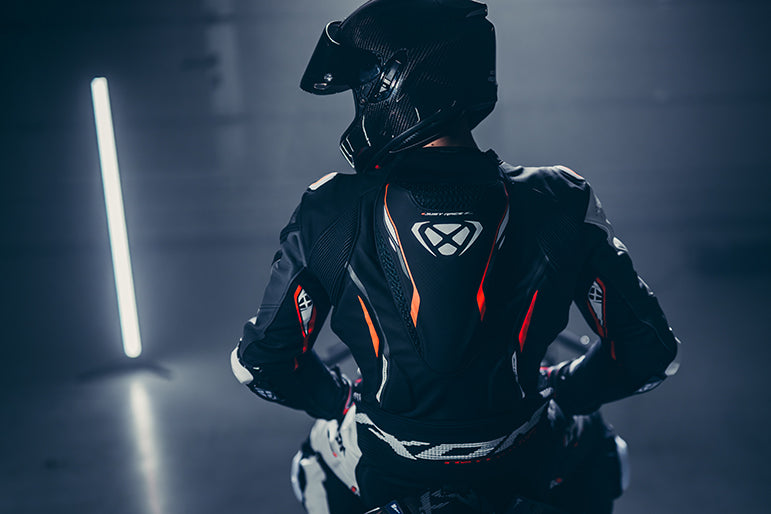 IXON Demonio Einteiler Lederkombi – Perforierter Rennanzug | Herren | Schwarz/Weiß/Rot