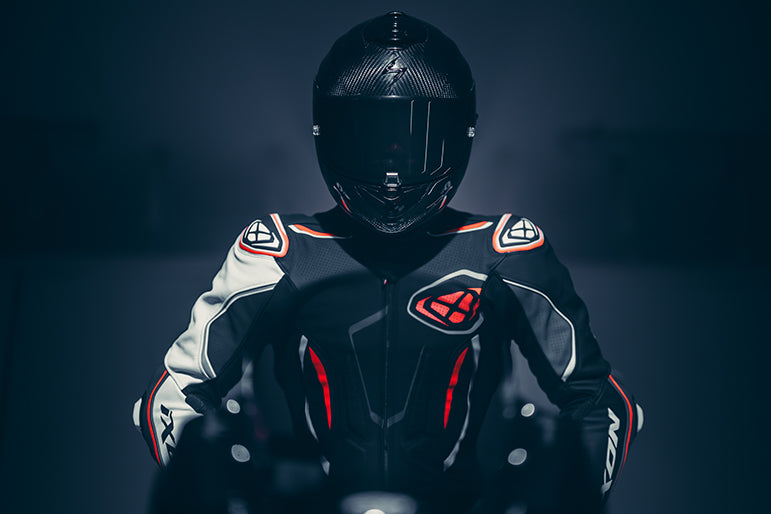 IXON Demonio Einteiler Lederkombi – Perforierter Rennanzug | Herren | Schwarz/Weiß/Rot