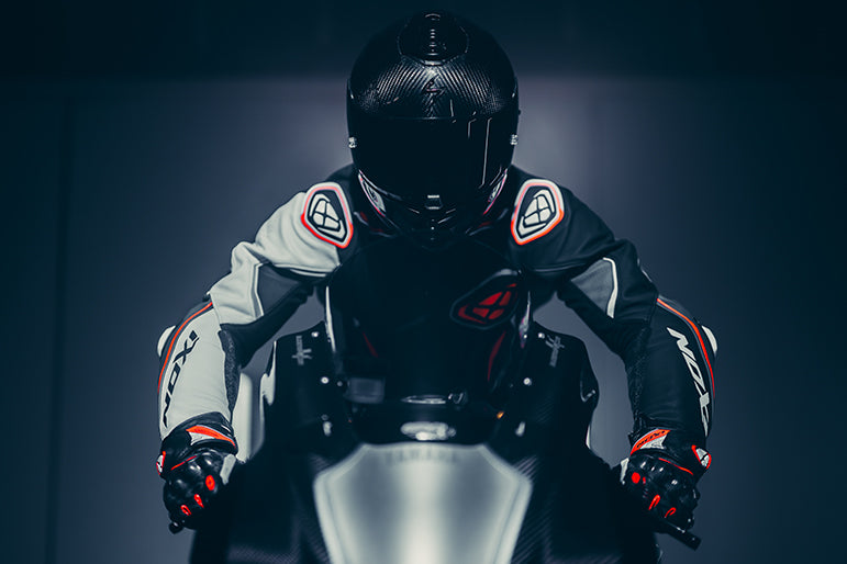 IXON Demonio Einteiler Lederkombi – Perforierter Rennanzug | Herren | Schwarz/Weiß/Rot