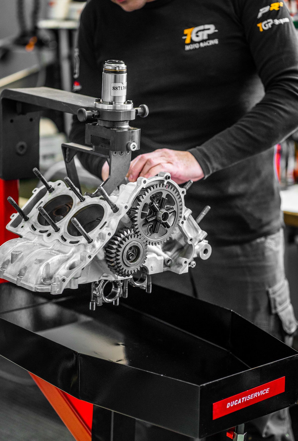 Mechaniker von TGP MotoRacing bei der Motorrevision an einem Ducati-Motor
