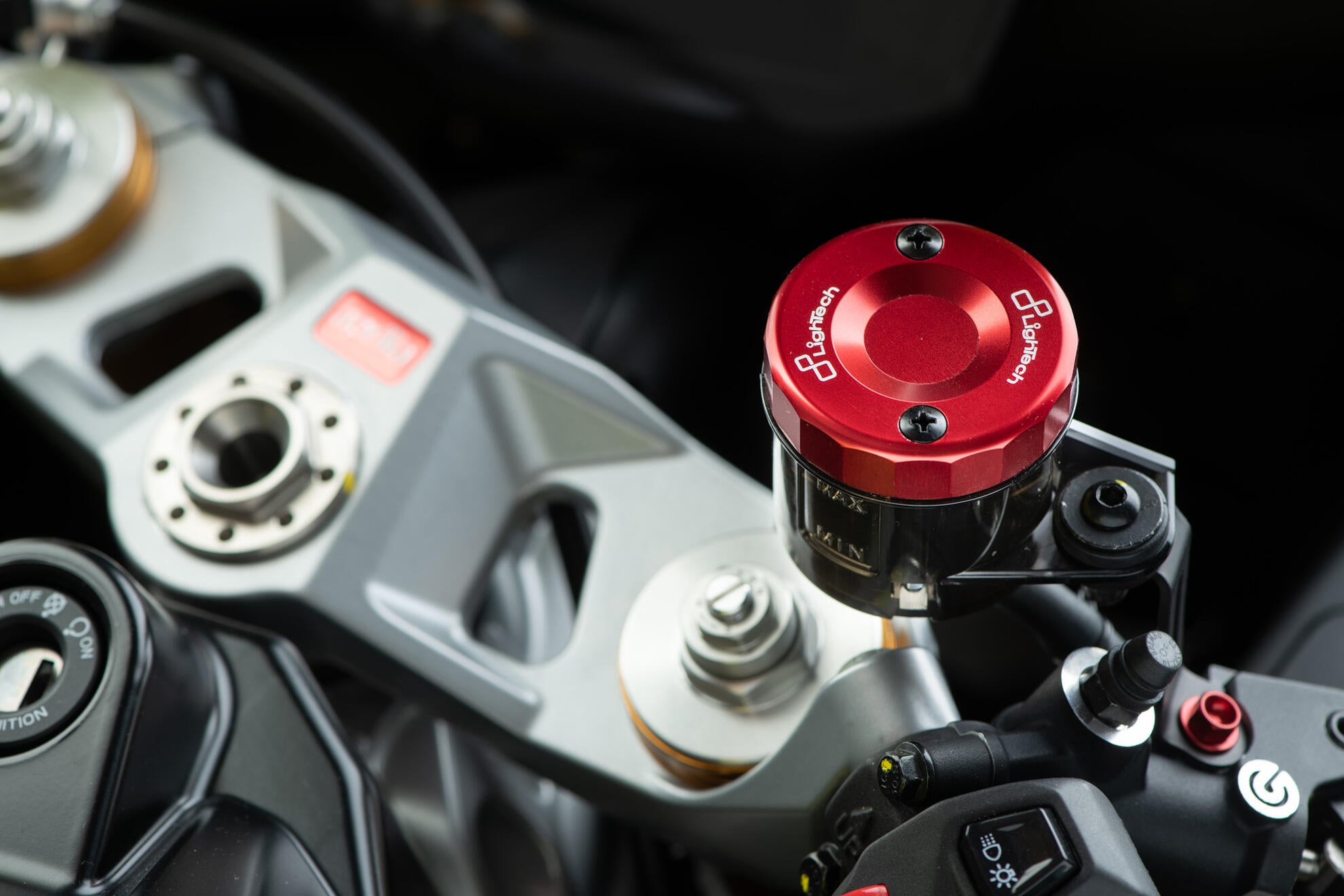 Ausgleichsbehälter-Deckel Vorne LighTech Aprilia RS 660 (20-26) FBC04