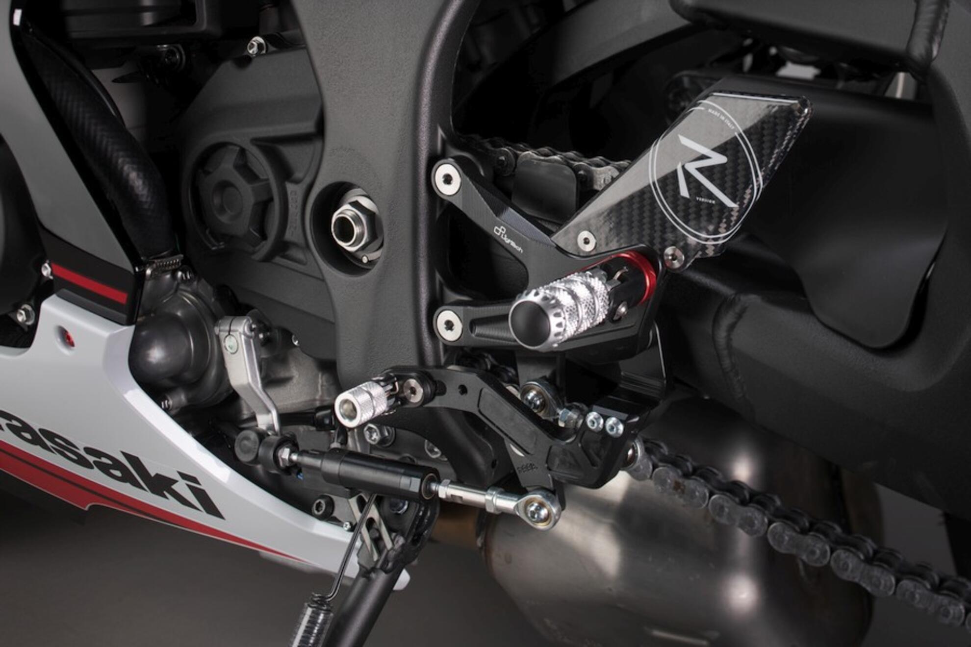 Fußrastenanlage R LighTech Kawasaki ZX-10 R/RR (21-26) FTRKA011R