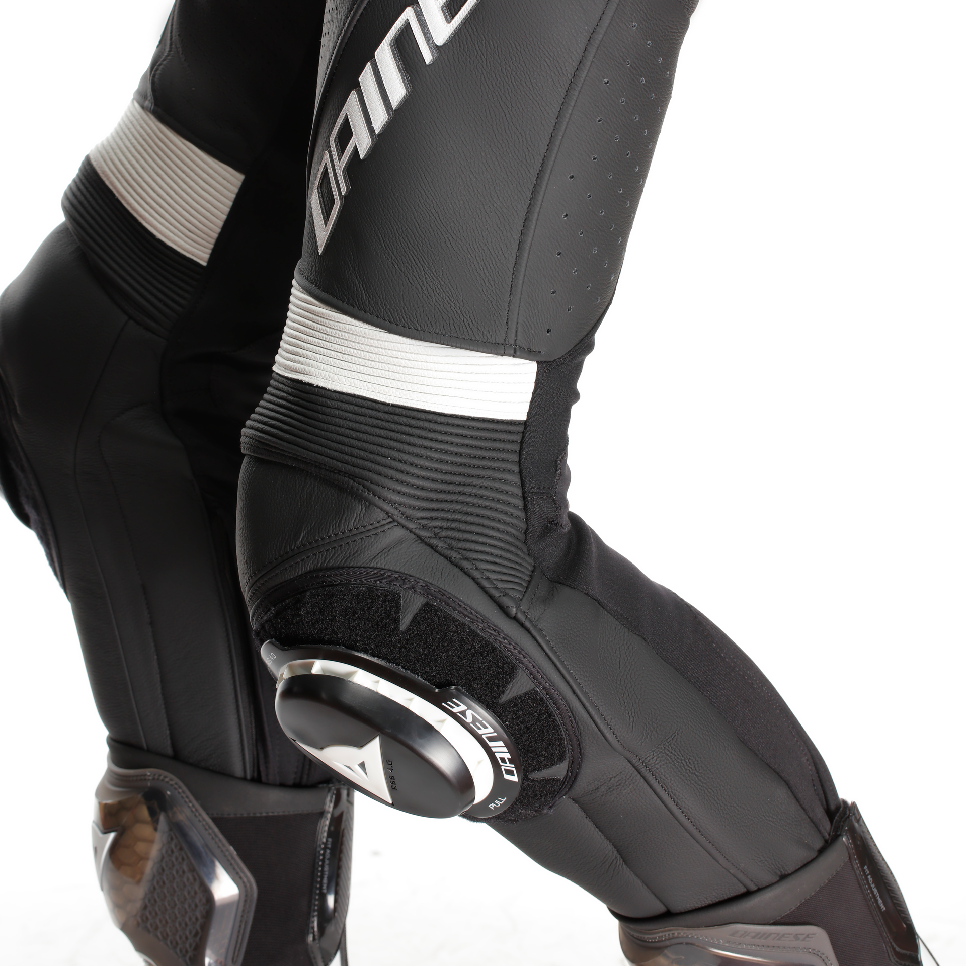 Dainese Laguna Seca 6 Einteiler Lederkombi – Perforierter Rennanzug | Herren | Schwarz/Weiß