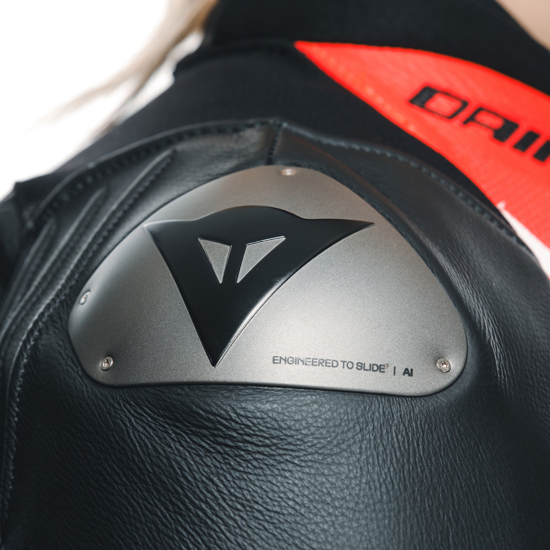 Dainese Misano 3 Lady D-AIR® Einteiler Lederkombi – Perforierter Airbag Rennanzug | Frauen | Rot