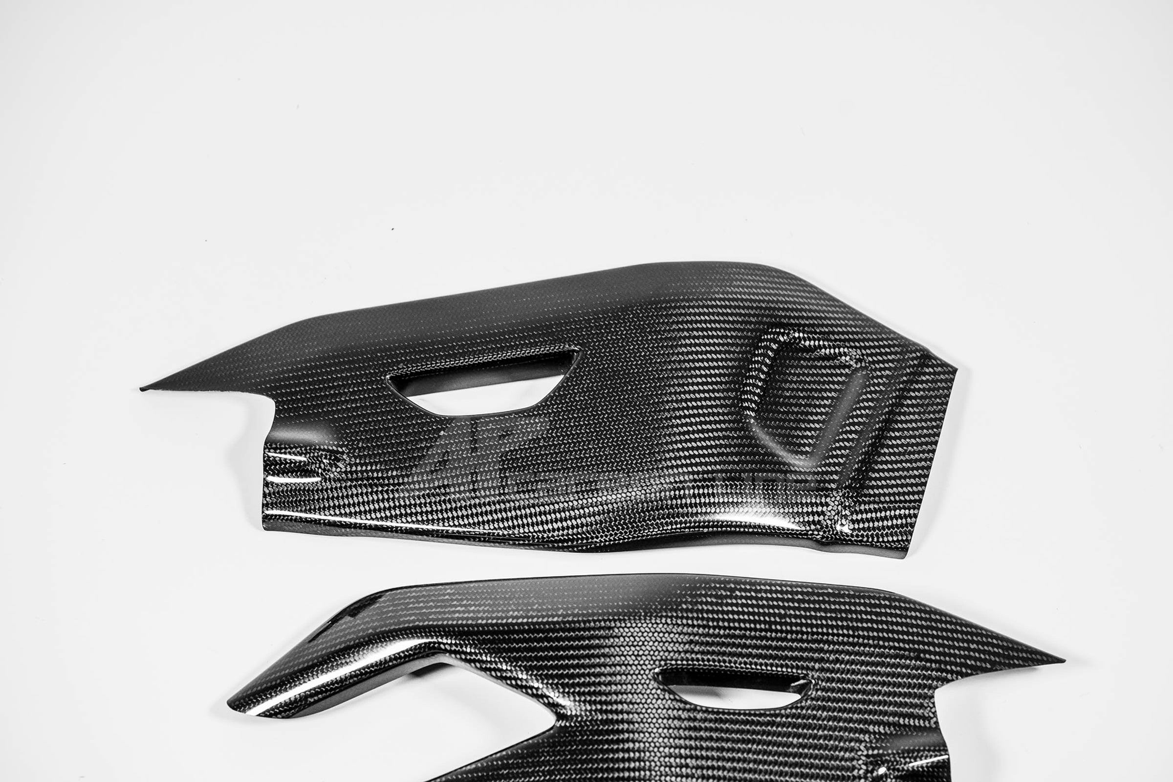 Schwingenabdeckungen 200g AP Carbon Line Yamaha YZF-R1/M RN32, RN49 und RN65 (15-26)