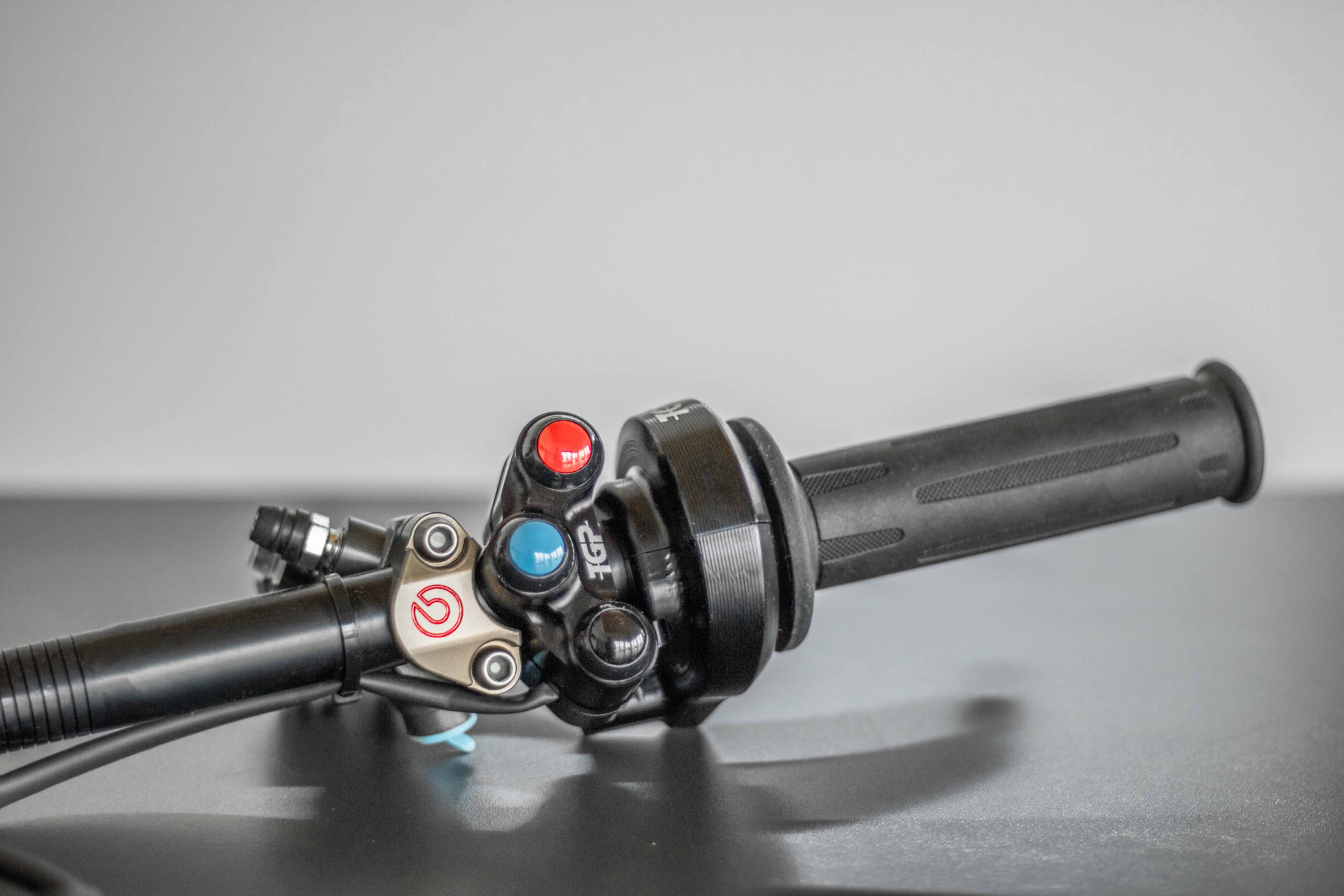 Brembo Special Lenkerklemme inkl. Aushöhlung für Lenkerschalter