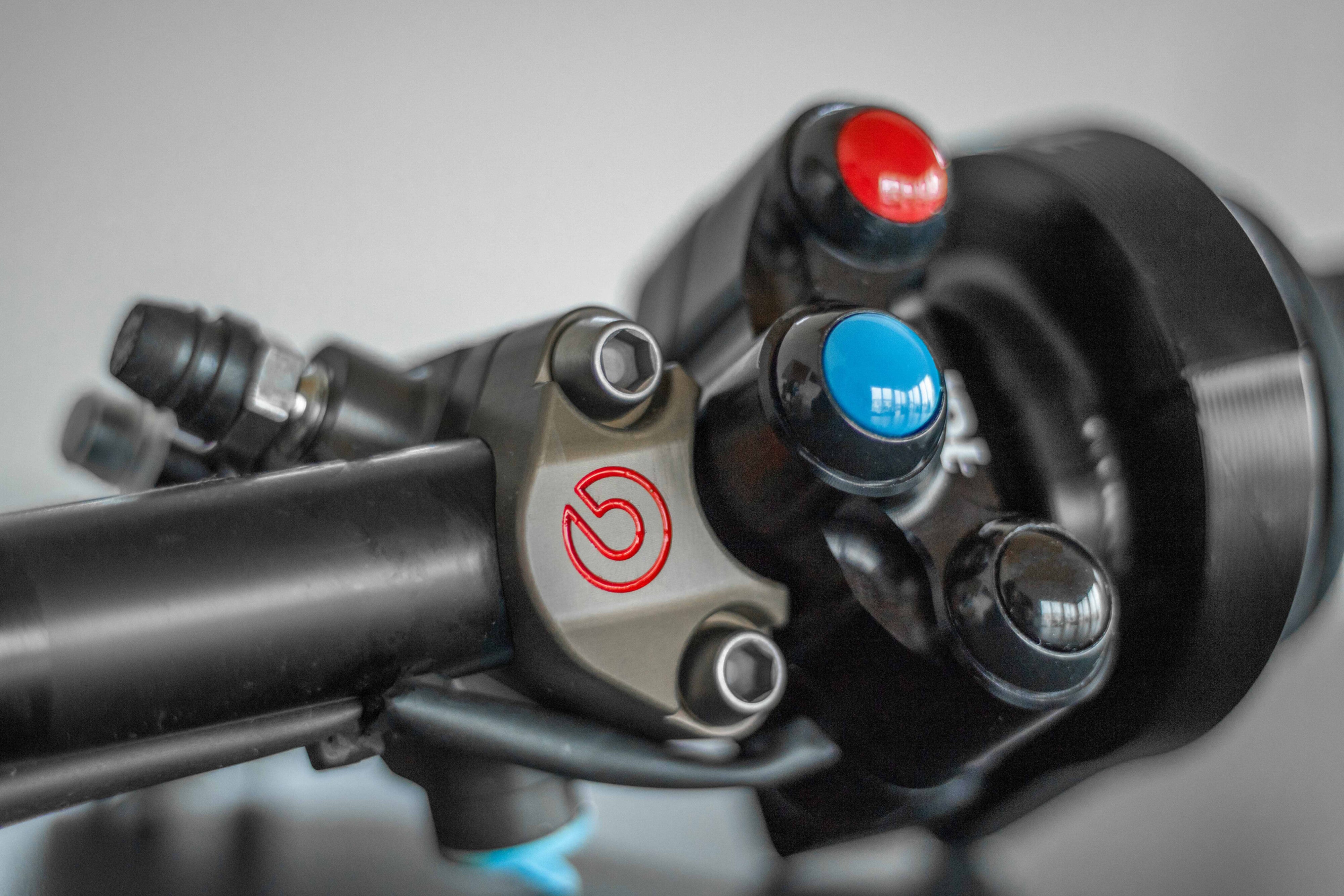 Brembo Special Lenkerklemme inkl. Aushöhlung für Lenkerschalter